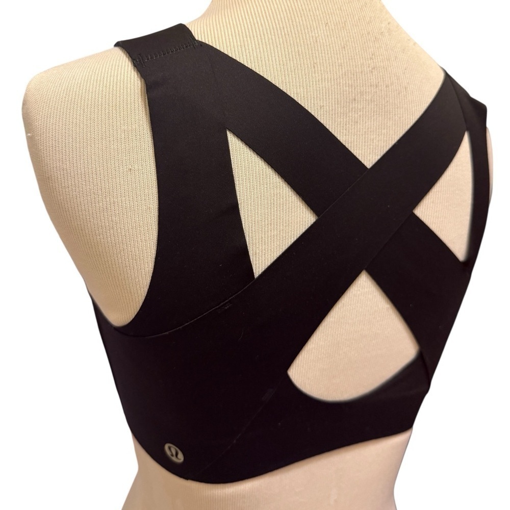 Lululemon Athletica Dark Bra in new condition size is DD32